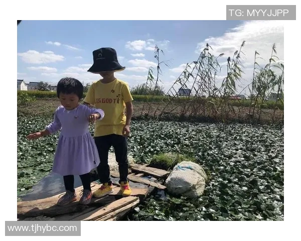 足球明星在豪华游艇上享受阳光假期与家人朋友共享快乐时光