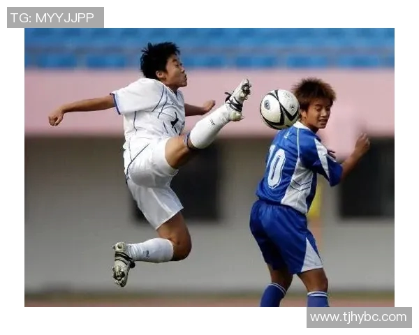 足球明星与中国功夫的完美结合展现运动精神与文化魅力